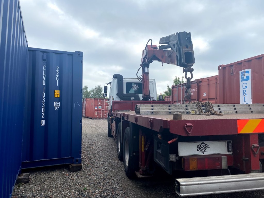 the rear view of a hiab with an empty load